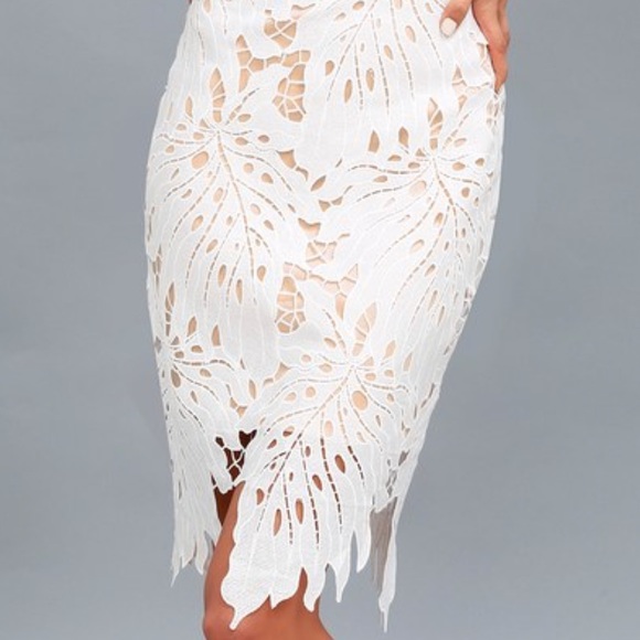 Lulus Dresses & Skirts - Lulus white lace bodycon with nude underlay